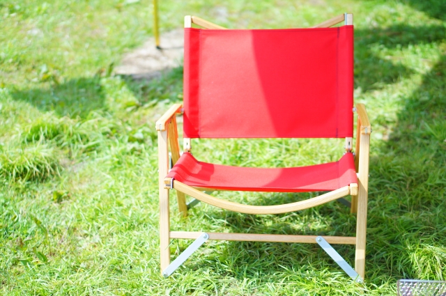 芝生の上に赤色の椅子がある